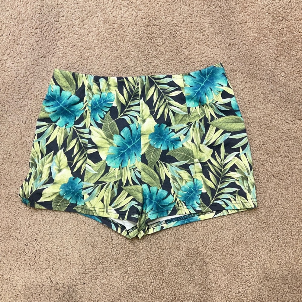 Tropical mid rise shorts